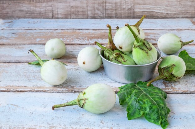 Groene aubergine in een kom op een tafel