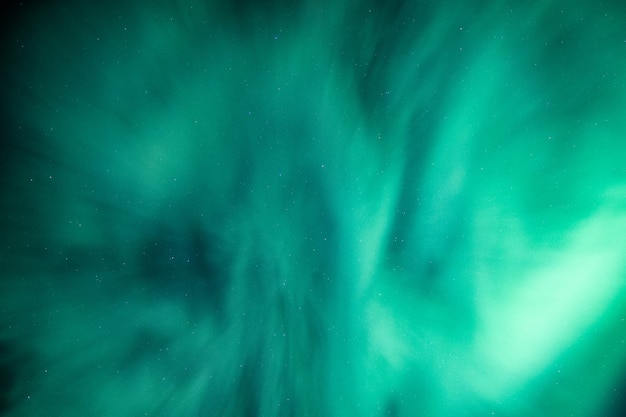 Groene aurora borealis, noorderlicht met sterren die gloeien in de nachtelijke hemel op poolcirkel