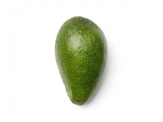 Foto groene avocado die op witte achtergrond wordt geïsoleerd