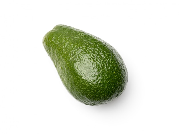 Groene avocado die op witte achtergrond wordt geïsoleerd