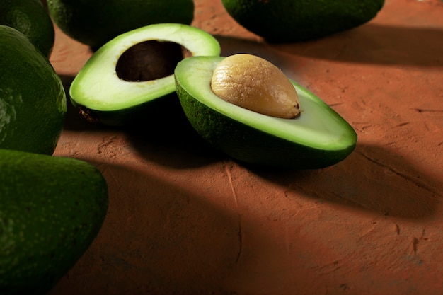 Groene avocado op een weefselachtergrond. Geheel en helften