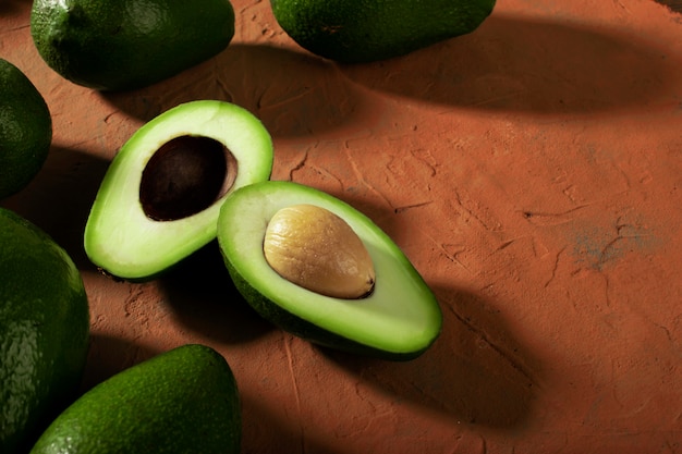 Groene avocado op een weefselachtergrond. Geheel en helften