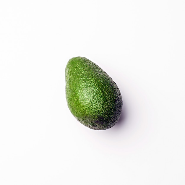 Groene avocado op witte achtergrond, hoogste mening.