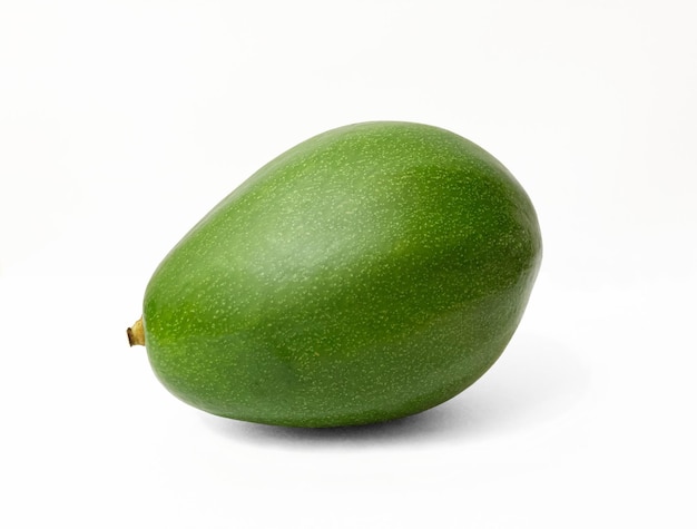 Groene avocado op witte achtergrond