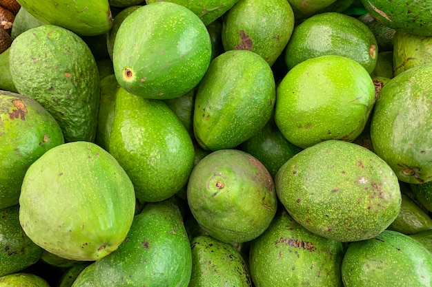 Groene avocado's in de supermarkt, voor achtergrond