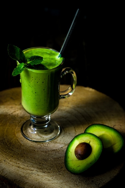 Groene avocadomilkshake. Heerlijke en gezonde smoothie