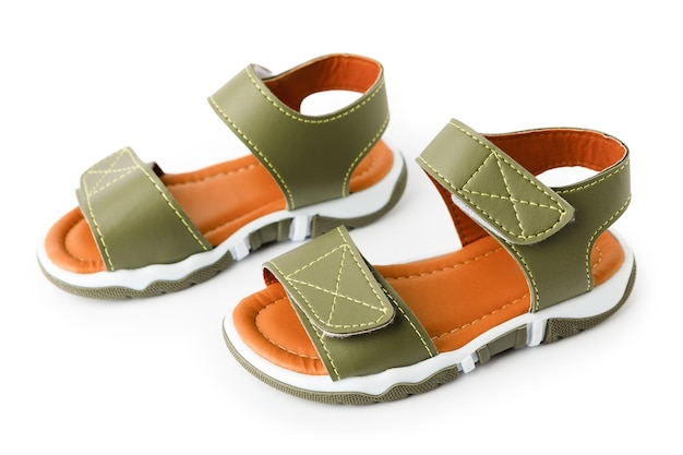 Groene baby sandalen geïsoleerd op een witte achtergrond zomer schoeisel Kind schoenen