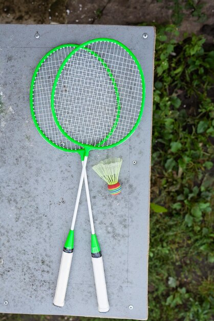 Groene badmintonrackets op tafel buitensporten actieve recreatie uitzicht van bovenaf sportartikelen