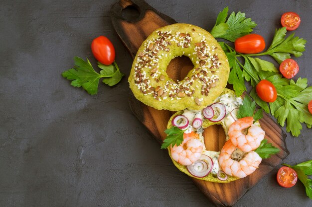 Groene bagel met kaas en garnalen ..