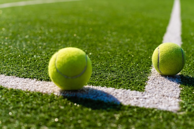 Groene bal vallen op vloer bijna witte lijnen van outdoor tennisbaan in openbaar park