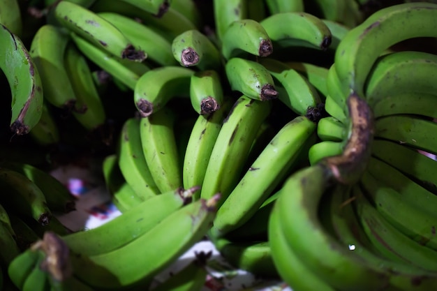 Groene bananen op de Indiase markt in Mauritius