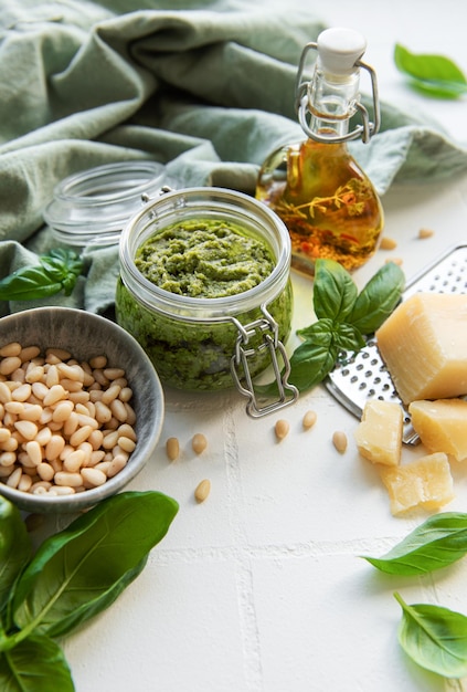 Groene basilicum pesto