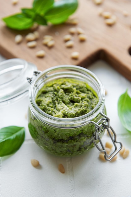 Groene basilicum pesto