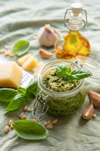 Groene basilicum pesto