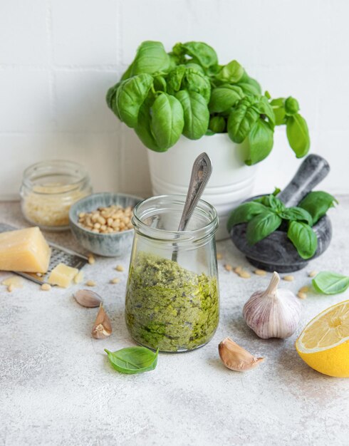 Groene basilicum pesto