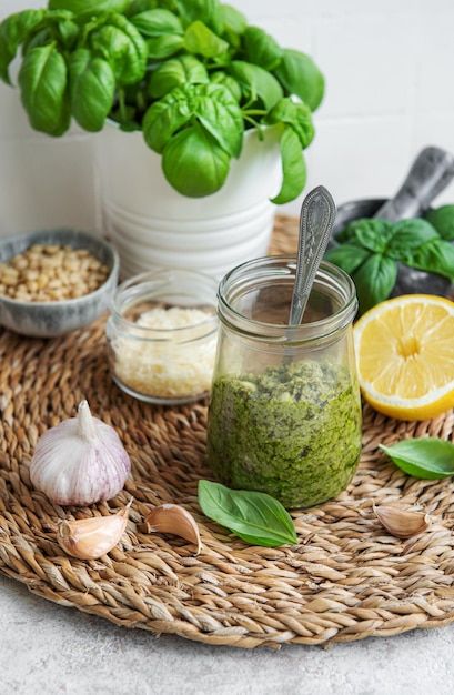 Groene basilicum pesto