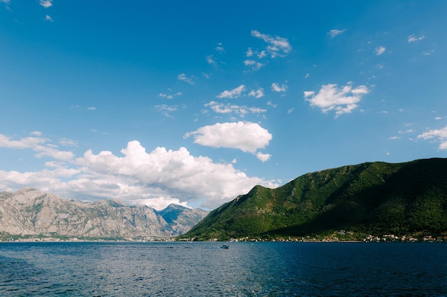 Groene berg boven het uitzicht op de baai van kotor vanuit perast montenegro