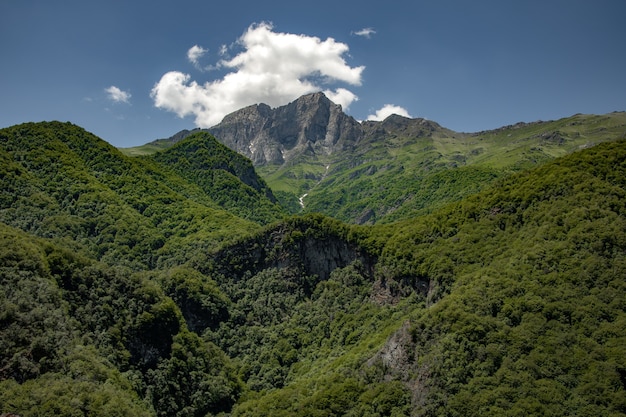 Groene berg in Armenië onder abstracte hemel