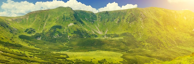 Groene bergen bereik panorama met blauwe lucht, zomer reizen natuurlijke achtergrond