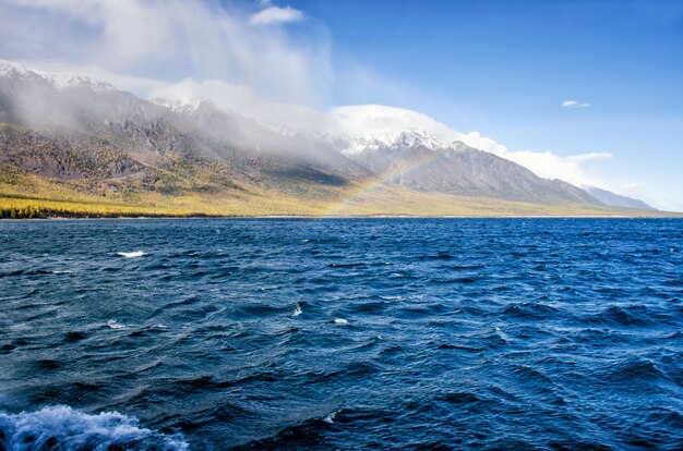 Groene bergen en blauw waterlandschap