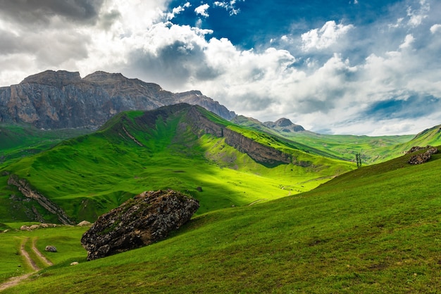 Groene bergen en blauw wolkenlandschap