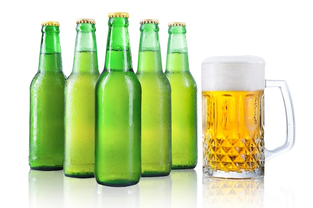 Groene bierbottels op een witte achtergrond