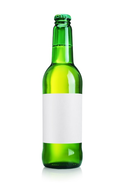 Groene bierfles met schone papieren label geïsoleerd.