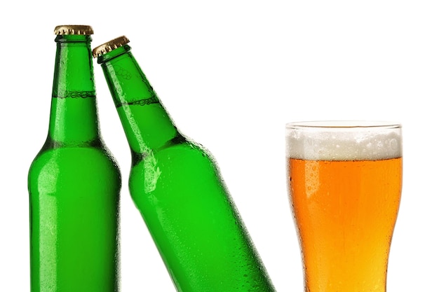 Groene bierflessen met vol glas op witte achtergrond