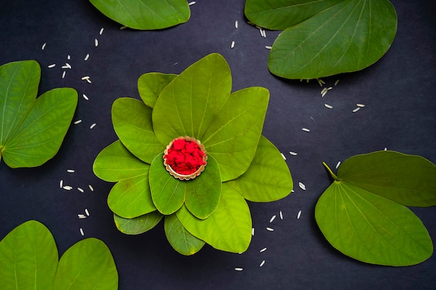 Groene bladeren, rijst en rood poeder