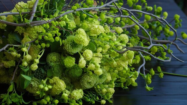 Groene bloemen takken op tafel