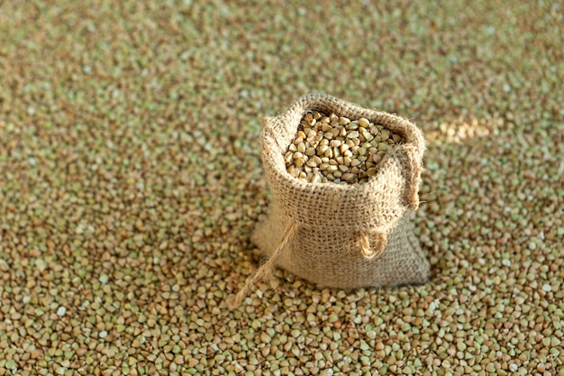 Groene boekweit in een zak op biologische granen