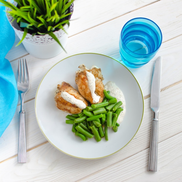 Groene bonen met geroosterde kipfilet en romige saus prachtig Serving Table.