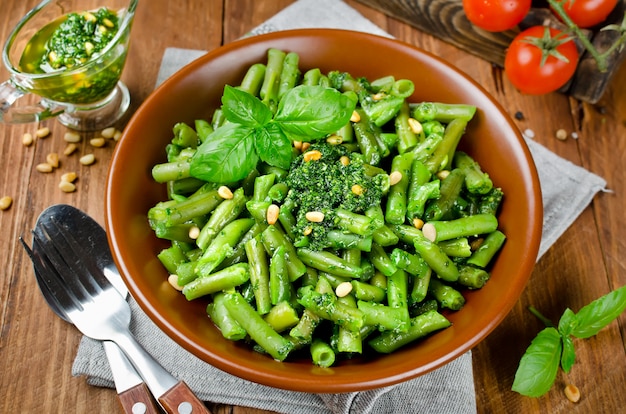 Groene bonen met pesto en pijnboompitten