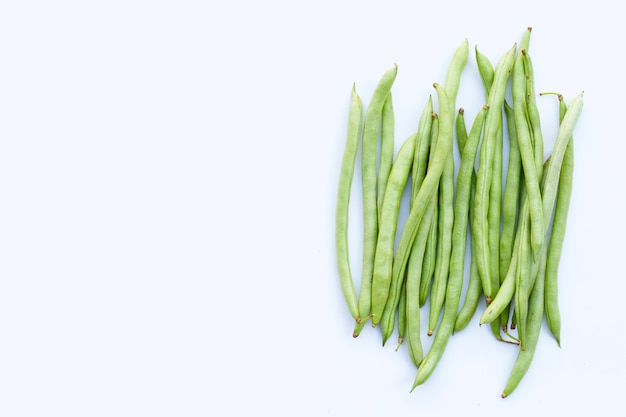 Groene bonen op witte ondergrond