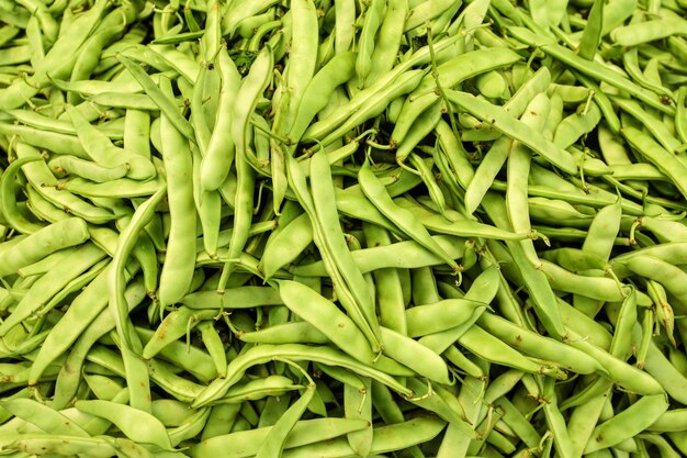 Groene bonen weergegeven op de voedselmarkt, van bovenaf geschoten.