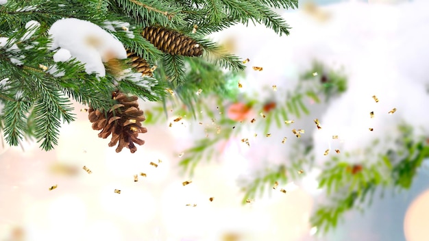 groene boom en kegel feestelijk besneeuwd wazig met gouden sterconfettien