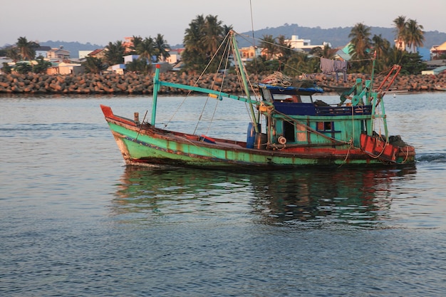 Groene boot van visser drijvend in het lagune-eiland Fukuok Vietnam