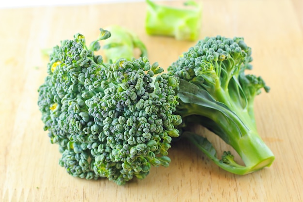 groene broccoli op houten bord