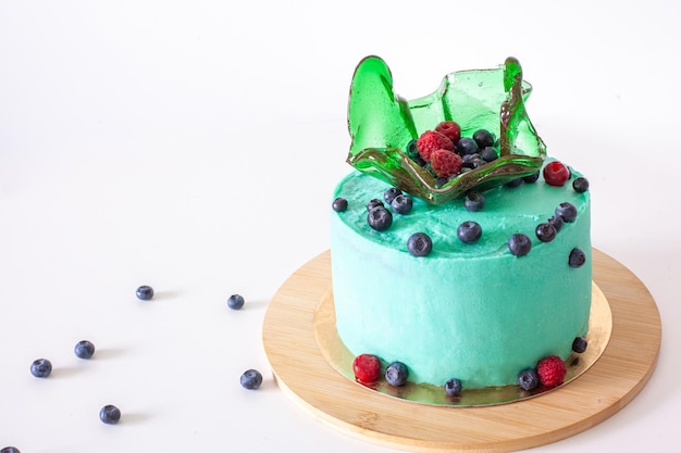 Groene cake met bosbes op witte achtergrond