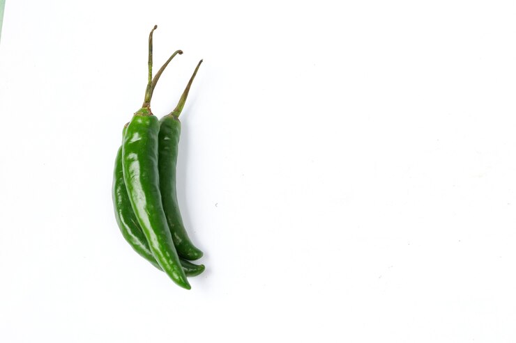 Groene chili geïsoleerd op een witte achtergrond