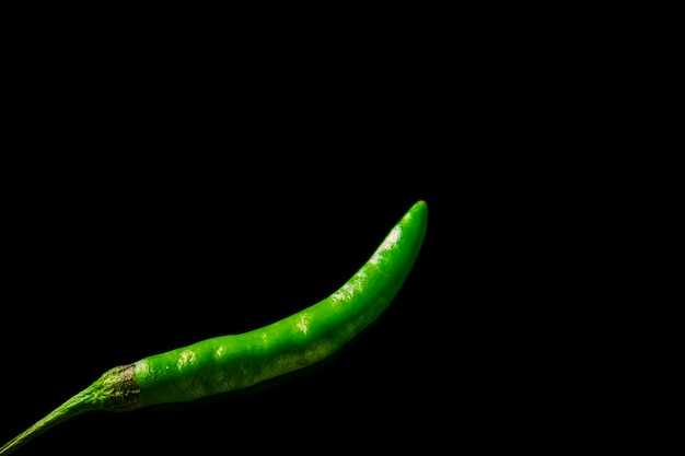 Groene chili heet en vers geïsoleerd op zwarte achtergrond studiofotografie