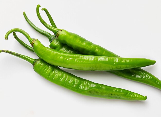 groene chili op witte achtergrond