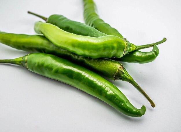 groene chili op witte achtergrond