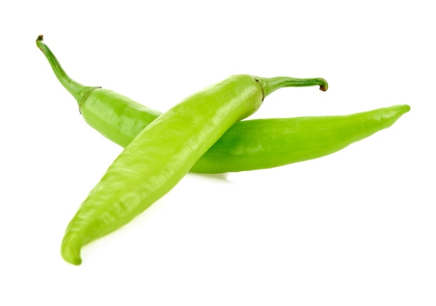 Groene chili peper geïsoleerd op een witte