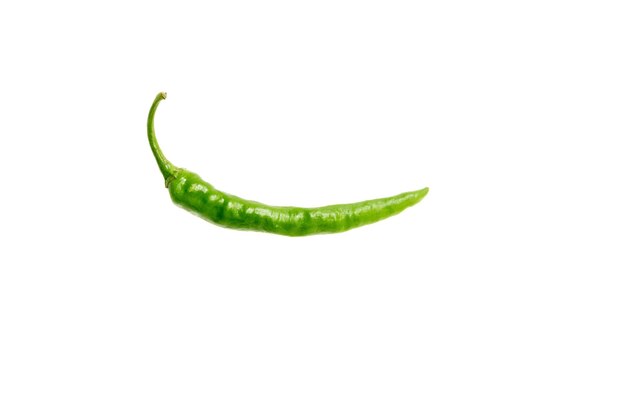 Groene chili peper geïsoleerd op wit