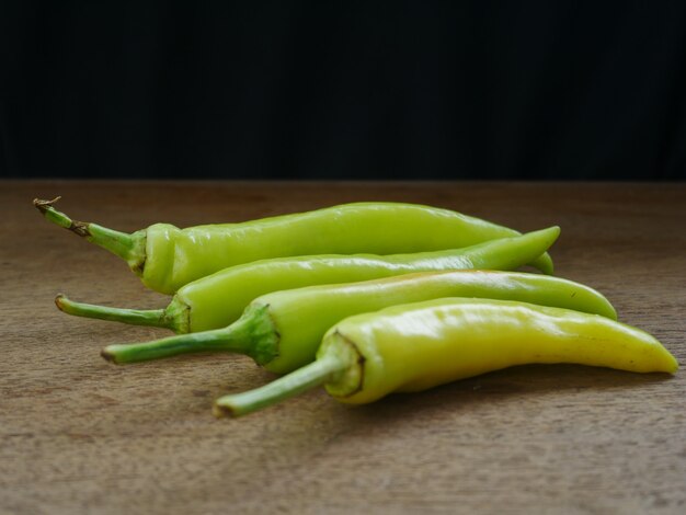 groene chili peper op hout achtergrond