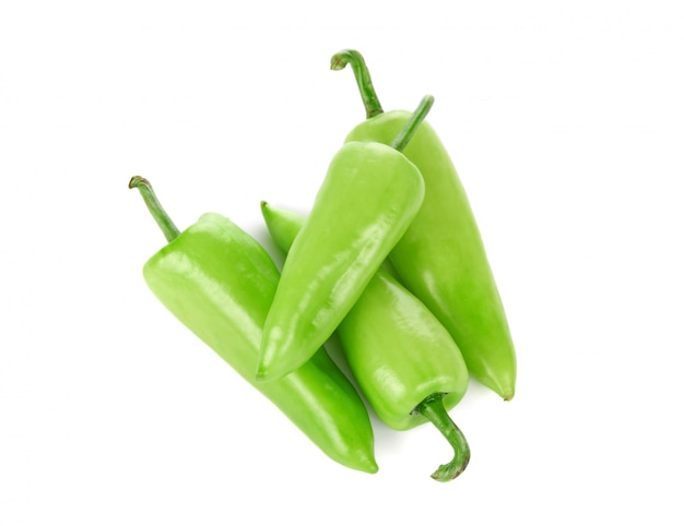 Groene chili pepers geïsoleerd