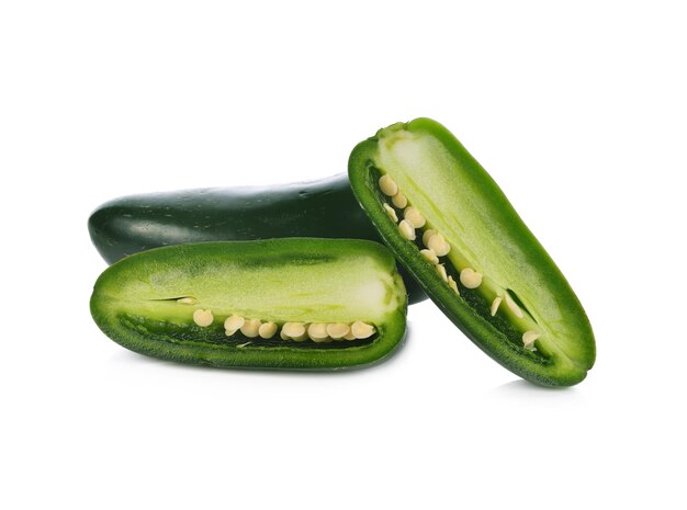 Foto groene chili's jalapeno geïsoleerd op witte achtergrond close up