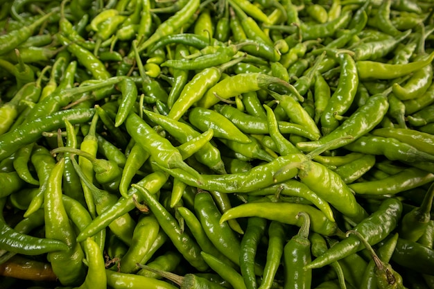 Groene chilipepers op een markt