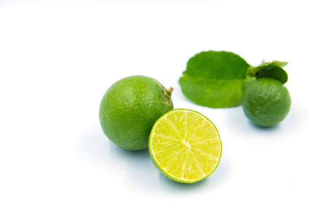 groene citroenen op wit